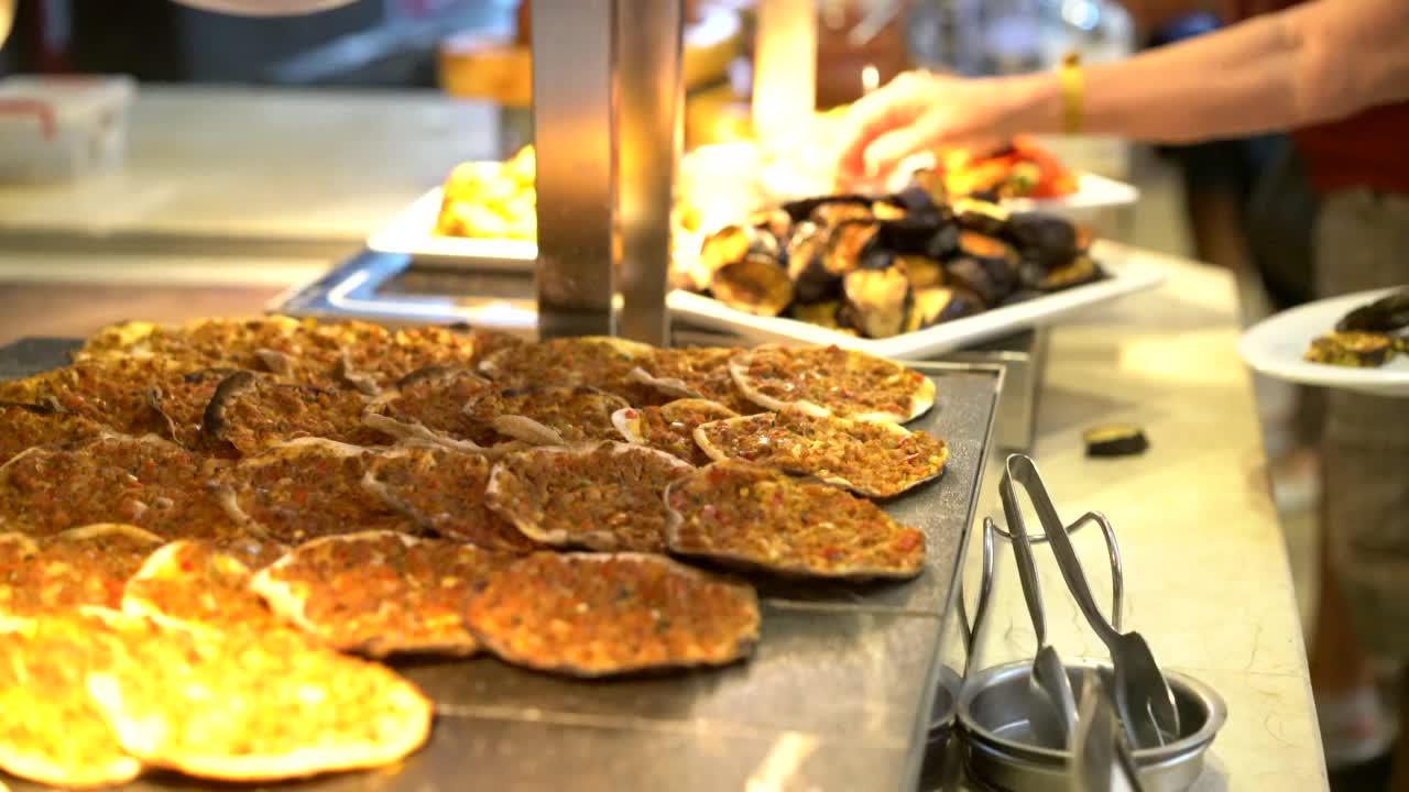 土耳其传统美食:拉玛昆土耳其美味披萨，酒店自助皮塔饼视频素材