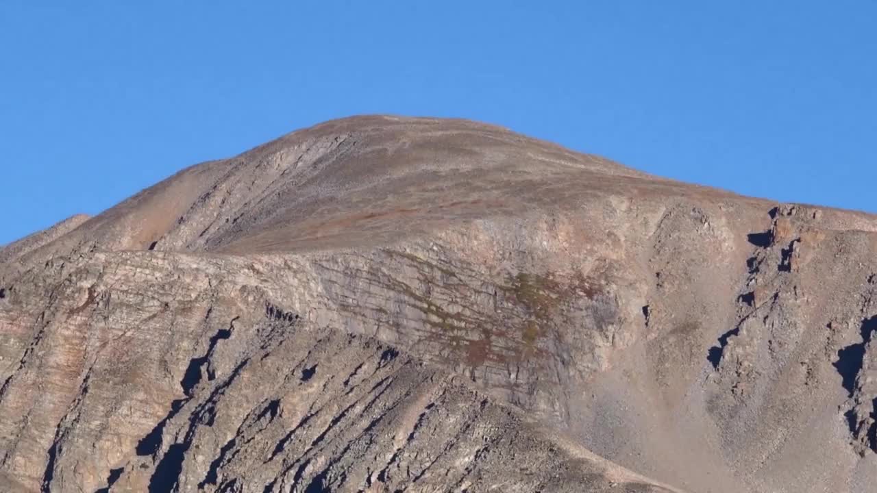 奥杜邦山和布雷纳德湖，印第安峰荒野区，科罗拉多州。刚刚日出。视频素材