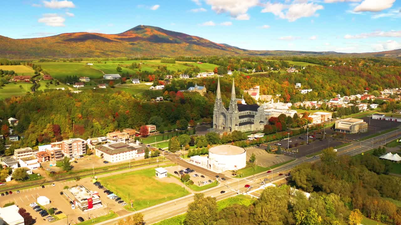 秋天从无人机上飞越魁北克市附近的Sainte-Anne-de-Beaupré大教堂视频素材