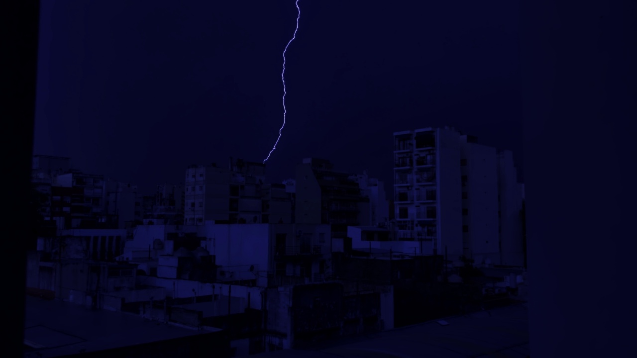 城市上空的雷雨，阿根廷布宜诺斯艾利斯市雷雨期间的闪电。4K分辨率。视频素材