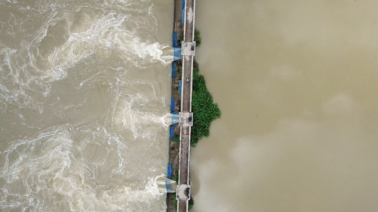 暴雨后泄洪大坝鸟瞰图。视频素材