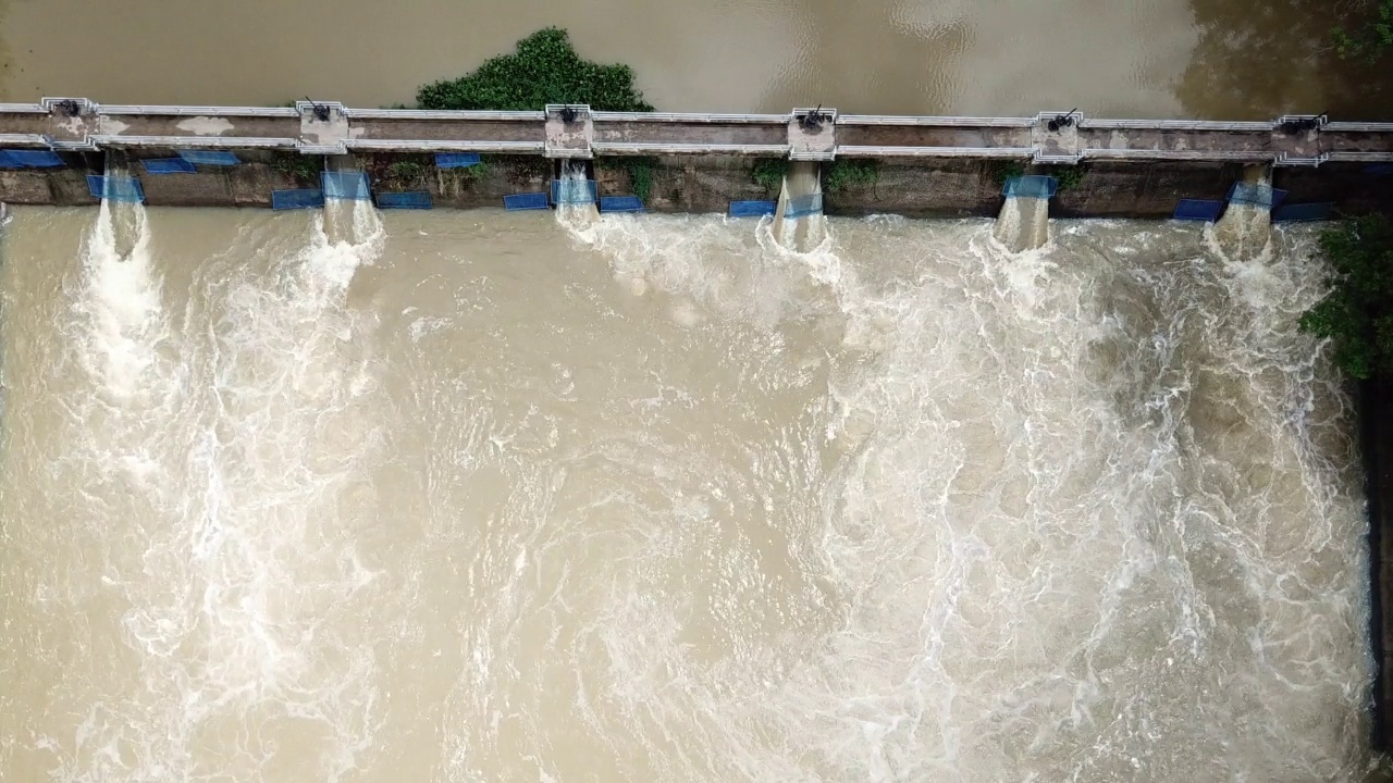 暴雨后泄洪大坝鸟瞰图。视频素材