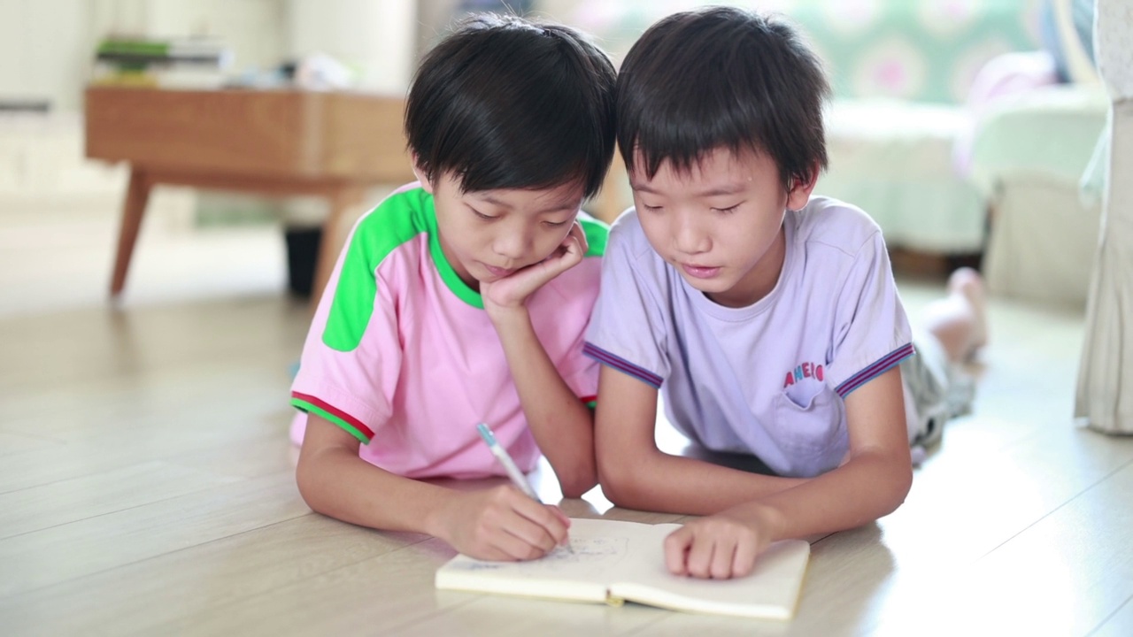 小男孩正在读书视频素材