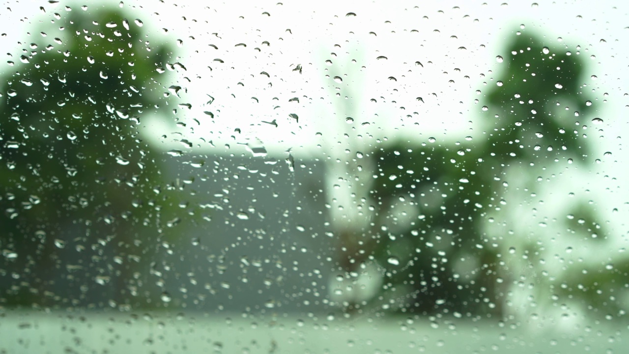 雨滴和模糊散焦。视频素材