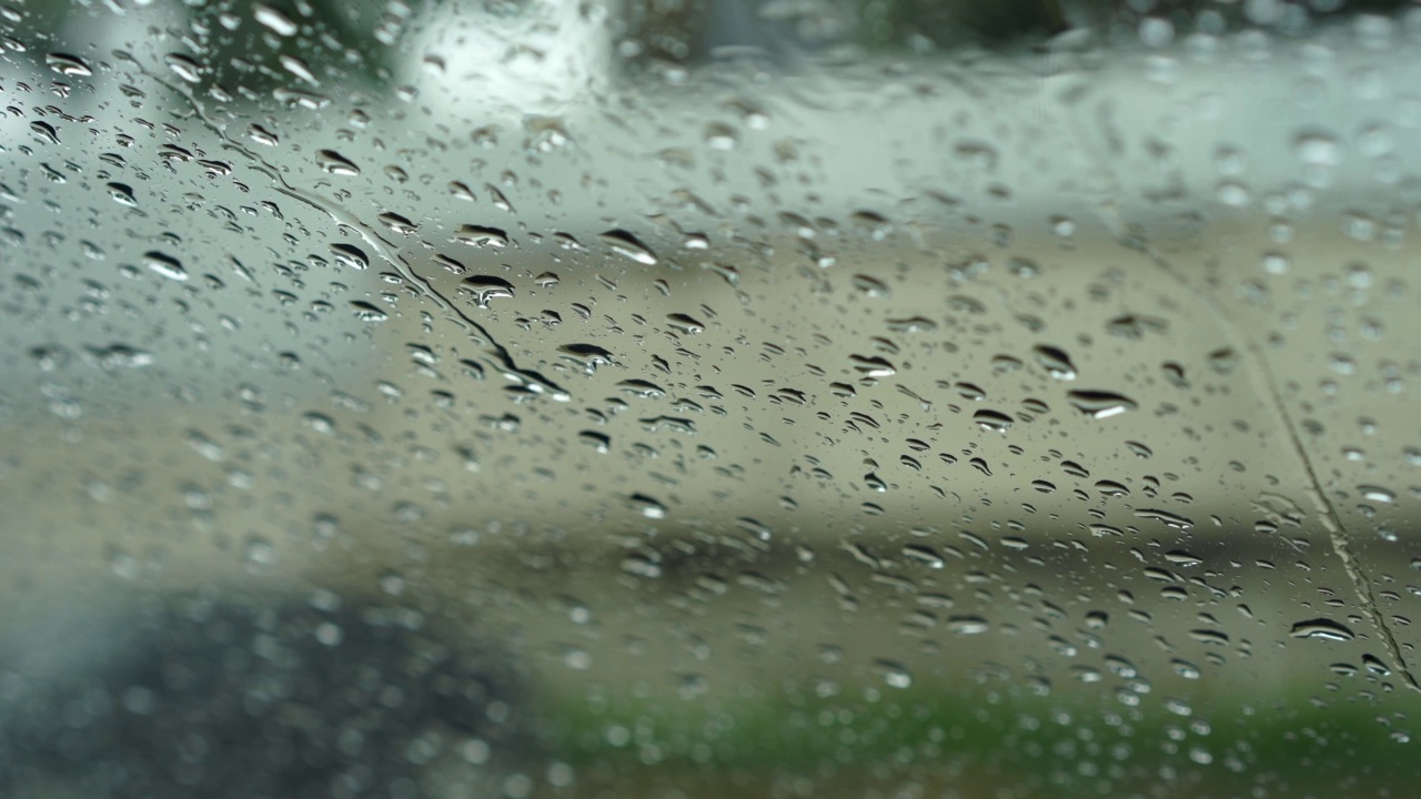 雨点和模糊在草车散焦。视频素材