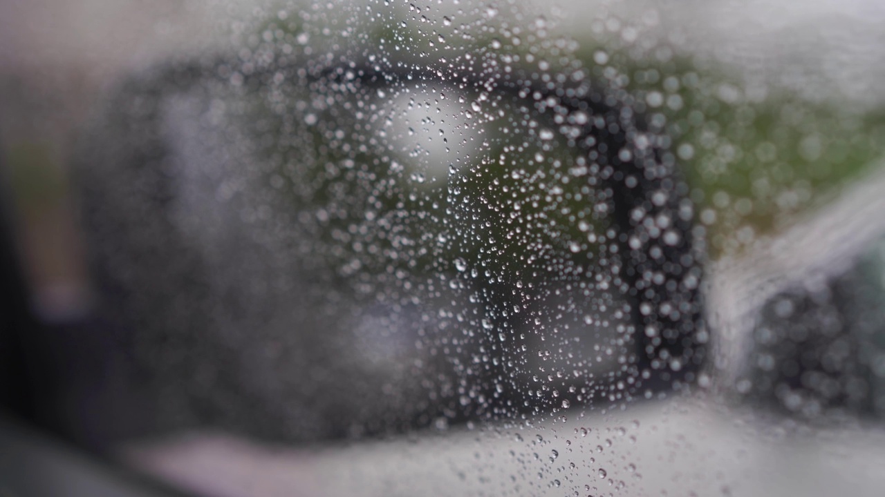 雨点和模糊在草车散焦。视频素材