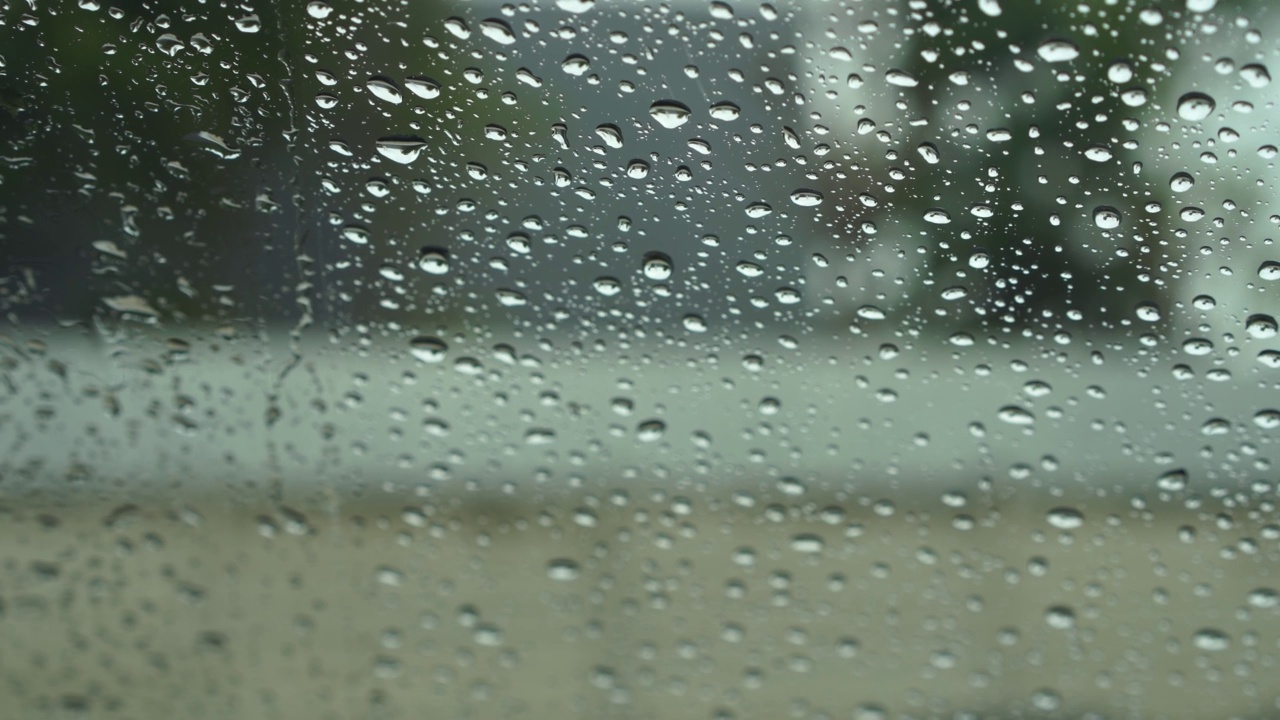 雨滴和模糊散焦。视频素材