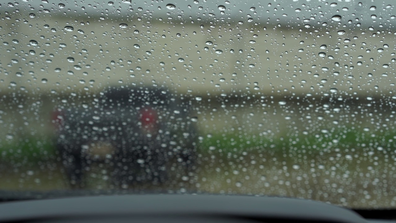 雨滴和模糊散焦。视频素材