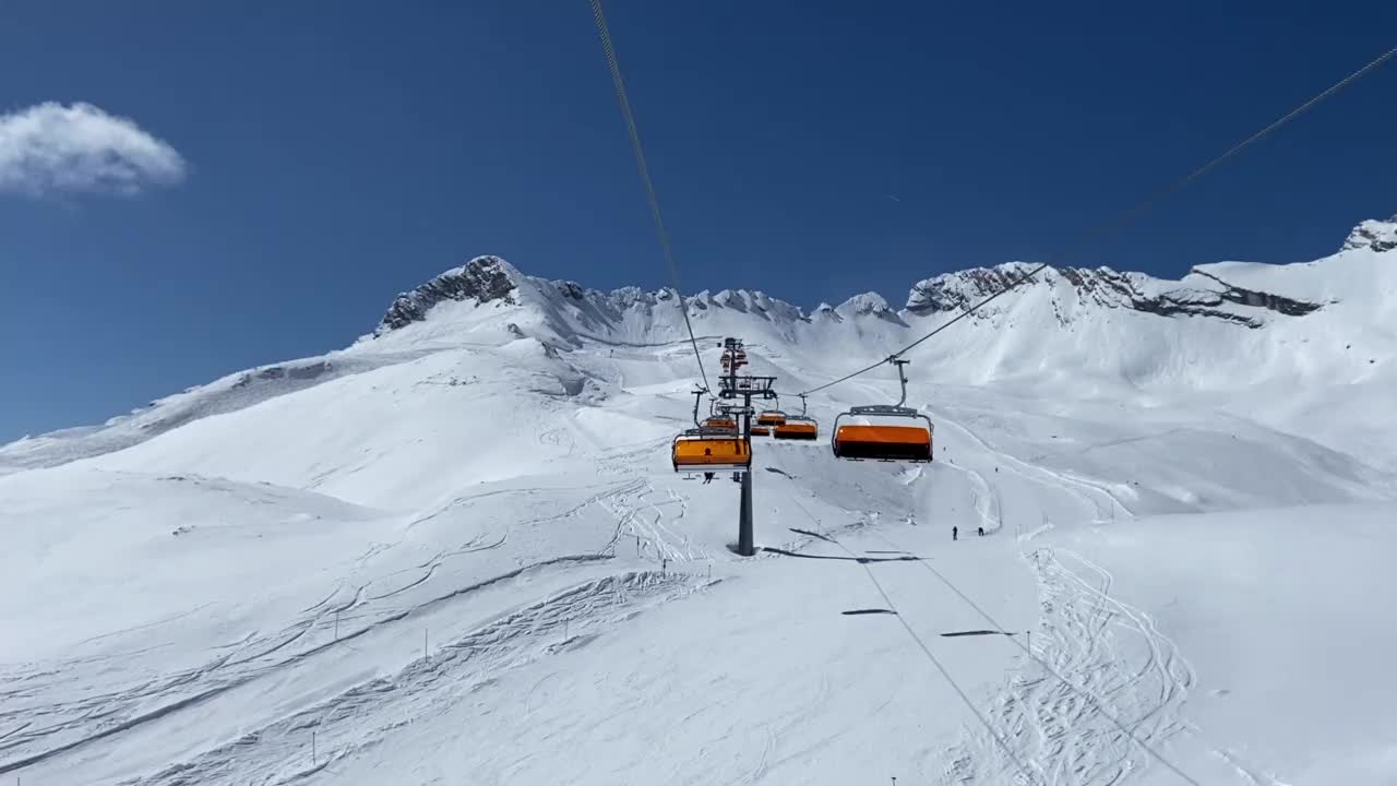 冬季高山鸟瞰图。视频素材