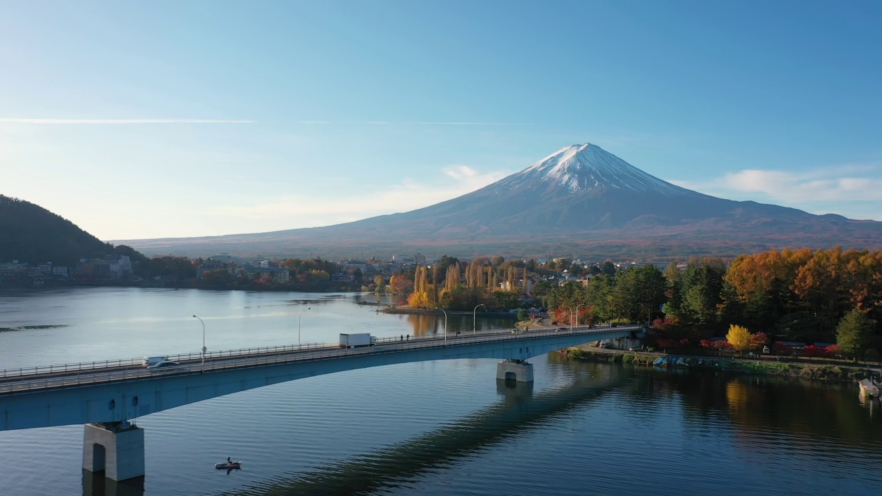 无人机鸟瞰富士山和川口湖桥的4k视频视频素材