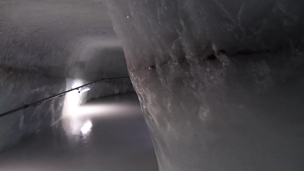 在瑞士的阿莱奇冰川内(Jungfraujoch的冰宫)视频素材