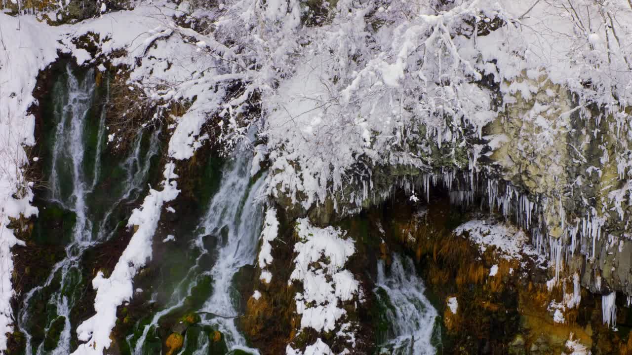 瀑布河畔-冬季景观视频素材