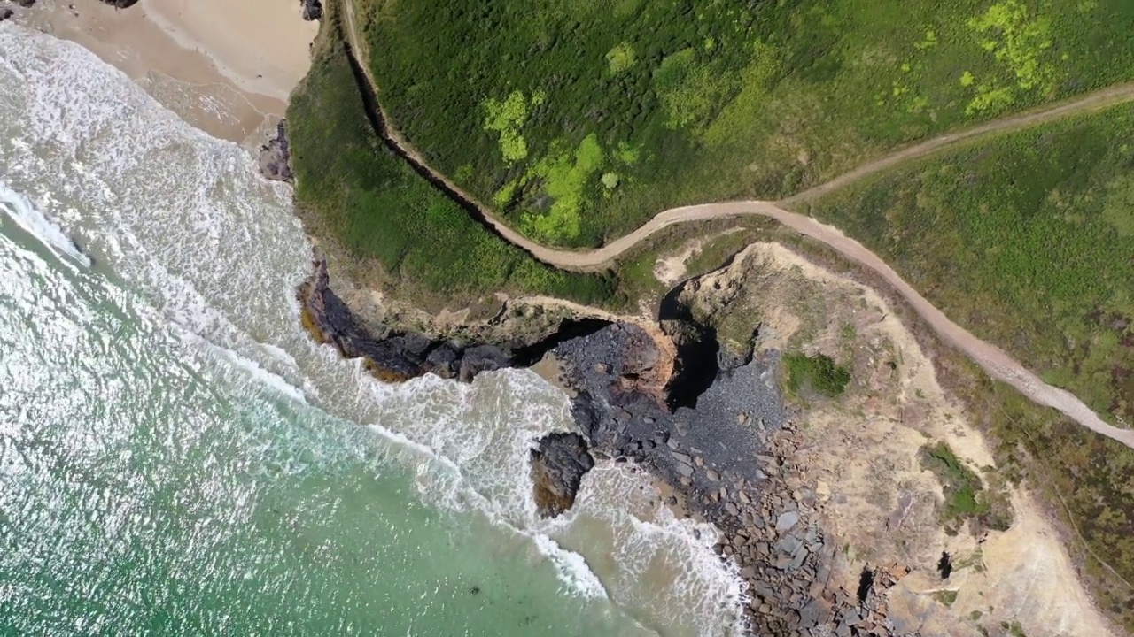 美丽的海洋景观，美丽的岩石海岸，从无人机4k观看，克罗松在法国。视频素材