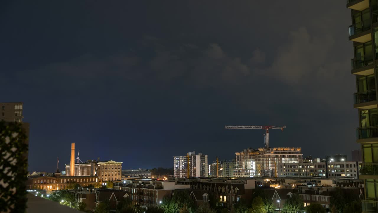 一场雷暴在建筑起重机上的时间流逝视频素材