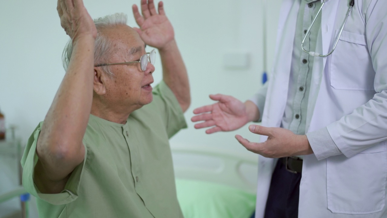 医生检查病人关节。视频素材