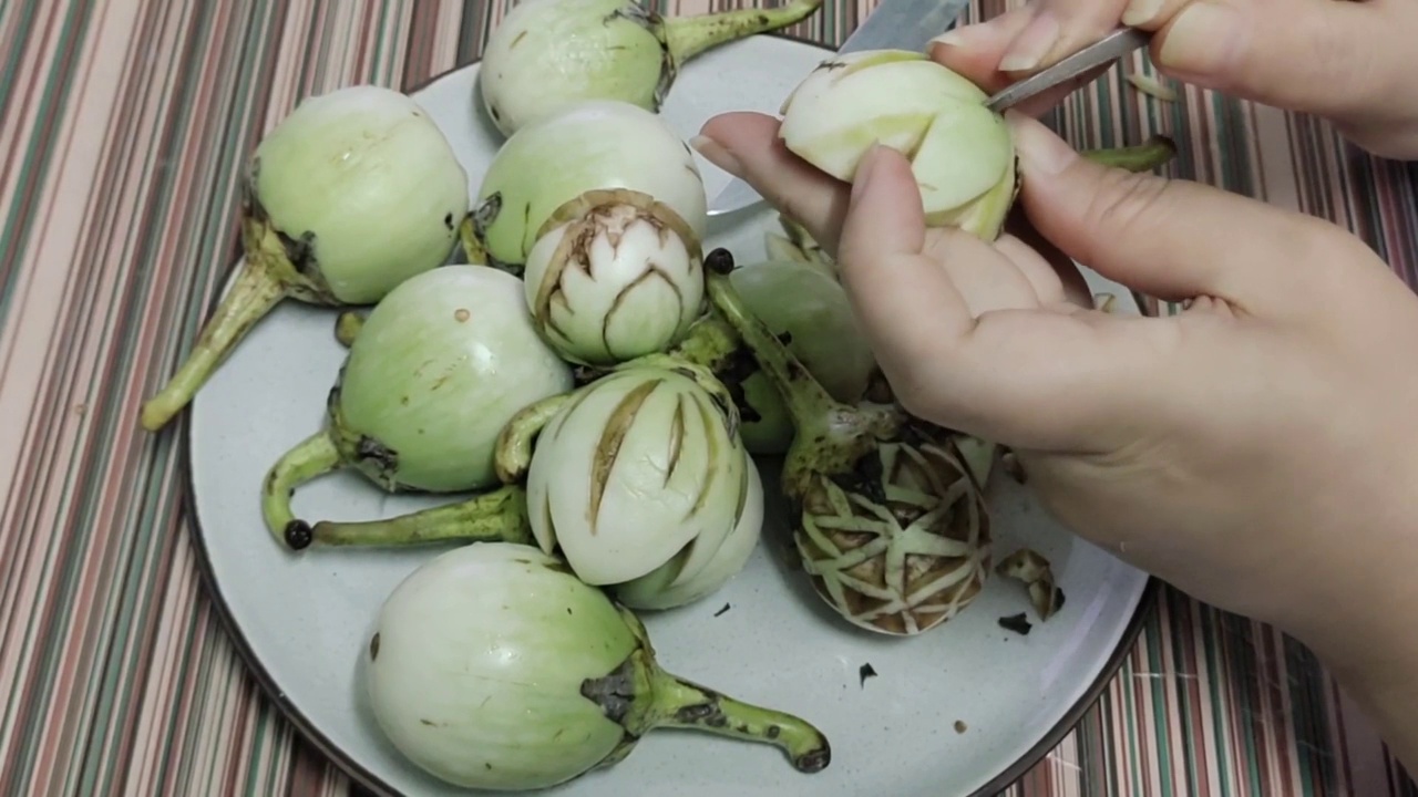 用花卉图案雕刻茄子视频素材