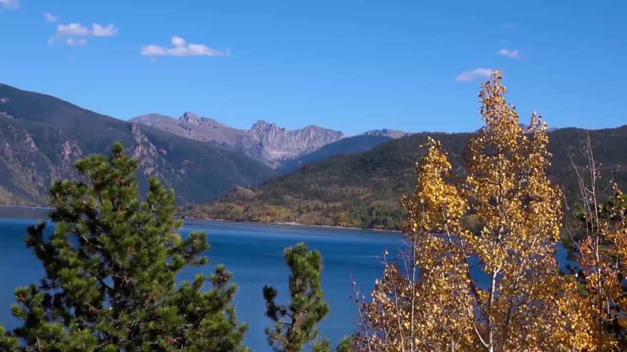 科罗拉多州阿拉帕霍峰和格兰比湖的秋色景观。视频素材