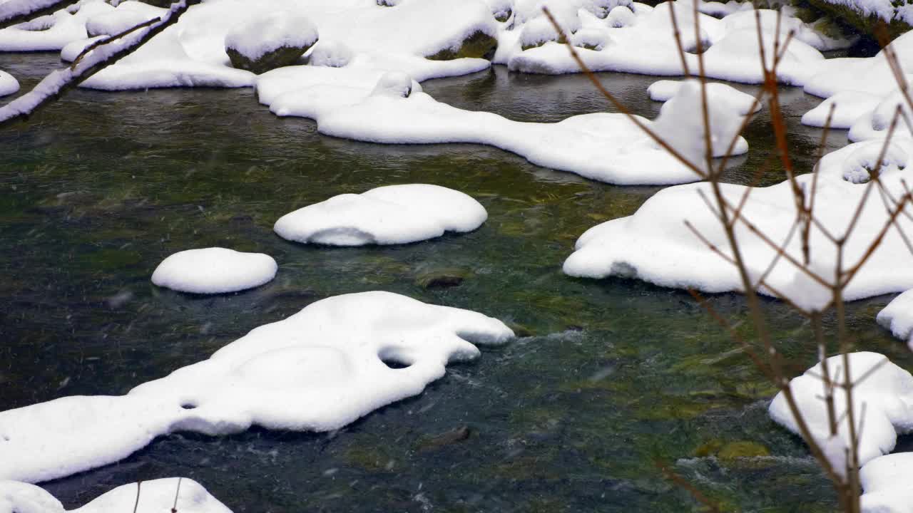 暴风雪中结冰的瀑布视频素材