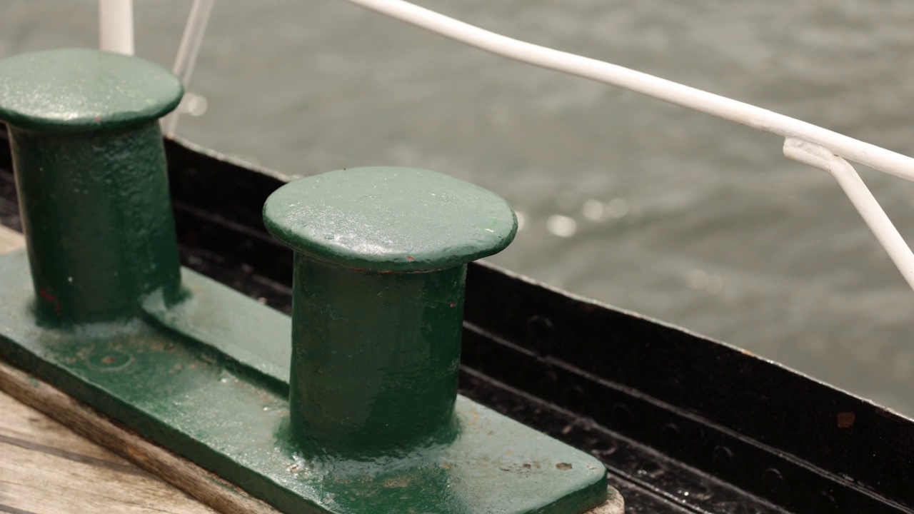 船边的绿色护柱，水的运动视频素材