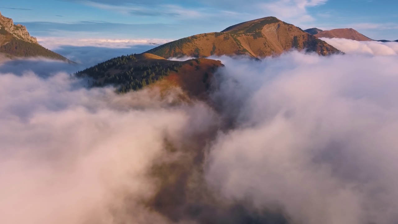 秋季阿尔卑斯山云雾的鸟瞰图。宁静的自然背景，天堂梦幻的风景视频素材