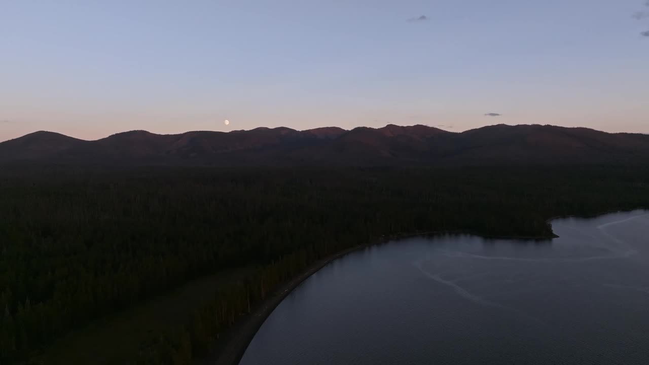 日落时从空中俯瞰黄石湖的全景图。视频素材