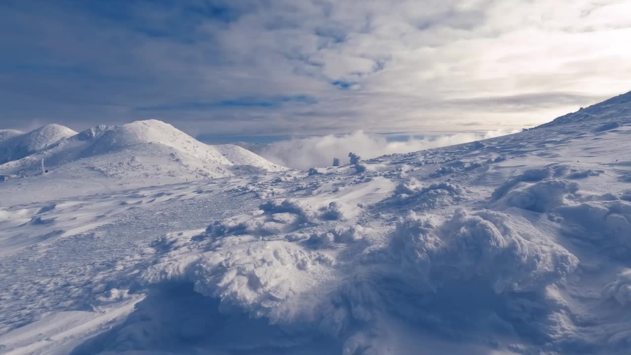 神奇美丽的冰冻冬天的山脉自然在寒冷的早晨蓝色的风景旅行背景视频素材