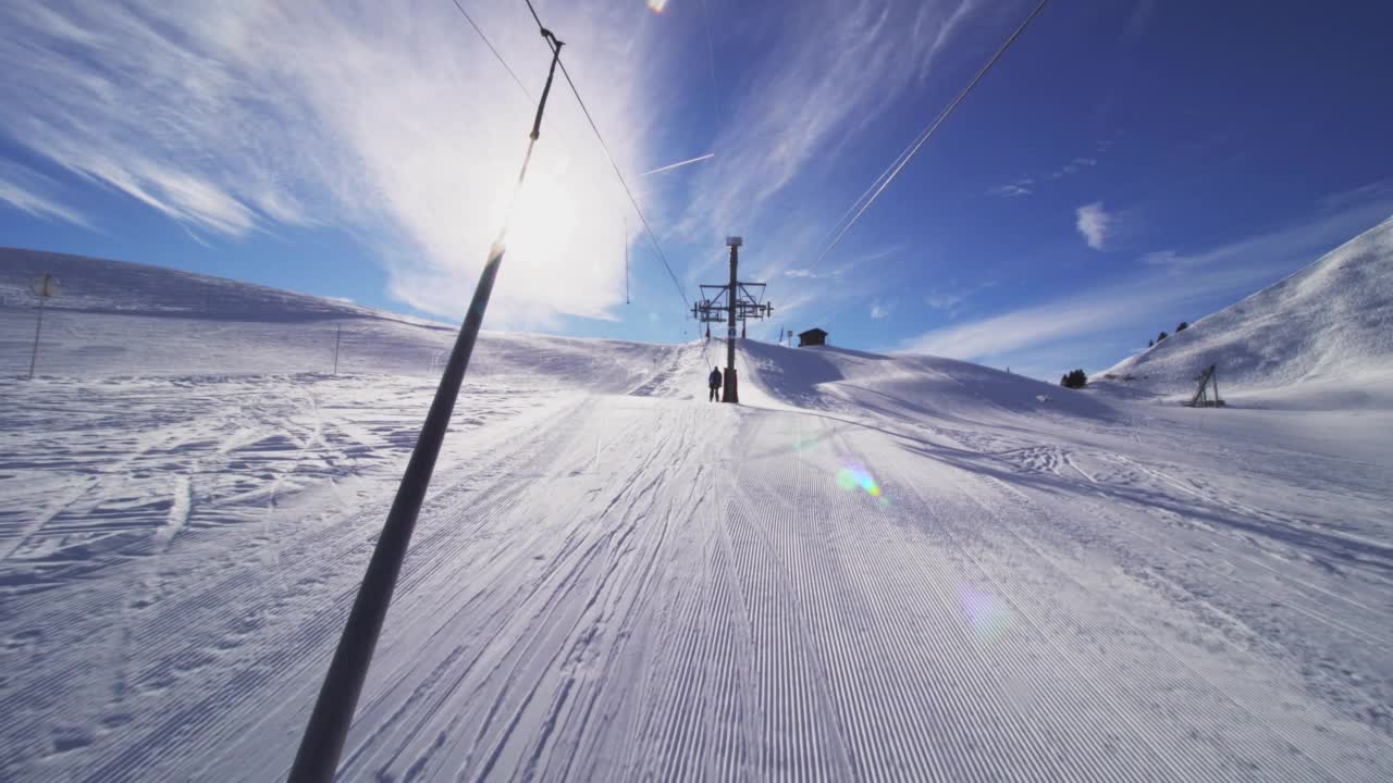 在瑞士阿尔卑斯山滑雪道旁的滑雪缆车上。视频素材