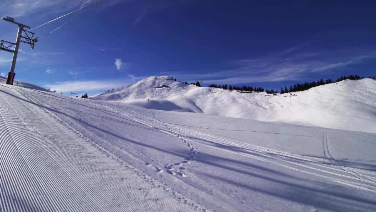 在瑞士阿尔卑斯山滑雪道旁的滑雪缆车上。视频素材