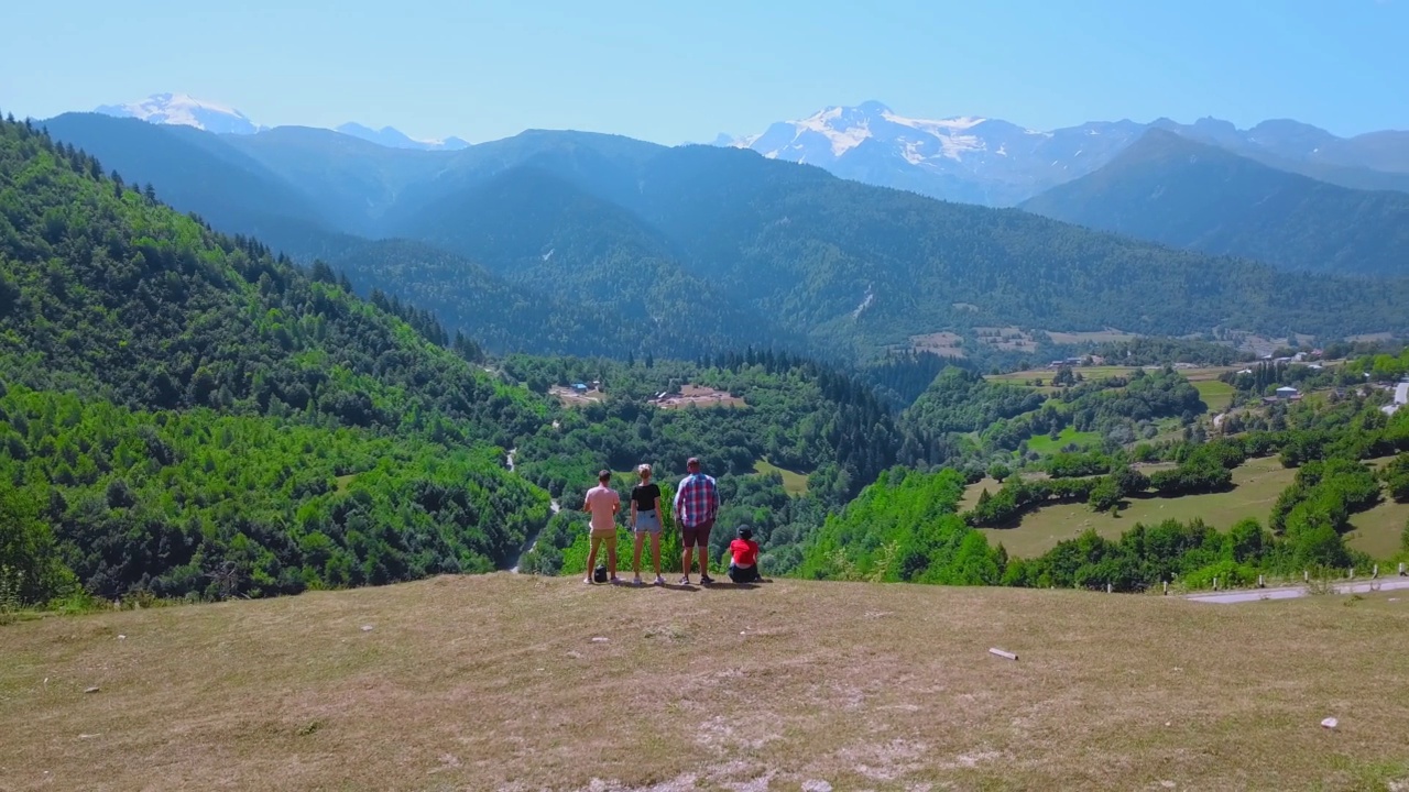 幸福的人是旅人，站在山上，望着远方的山视频素材