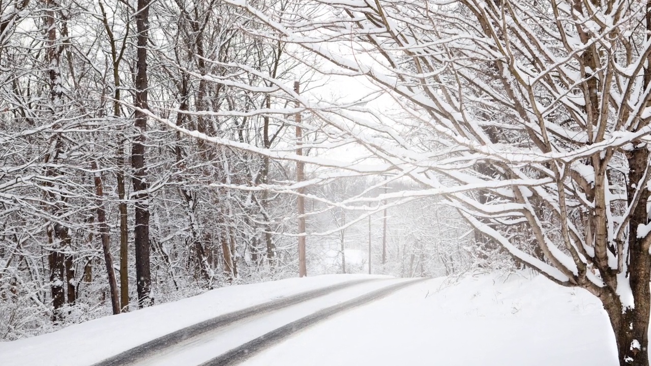 被雪覆盖的道路视频素材