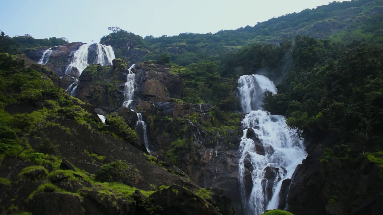 美丽的Dudh sagar瀑布全景，果阿，印度视频素材