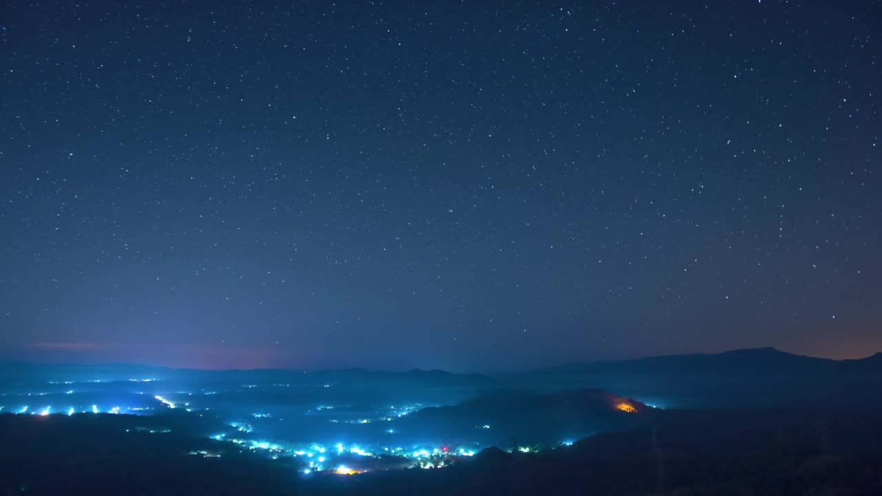 宇宙中美丽的星迹和太空尘埃的4K延时视频运动，长速曝光在泰国南邦的庞普艾。视频素材