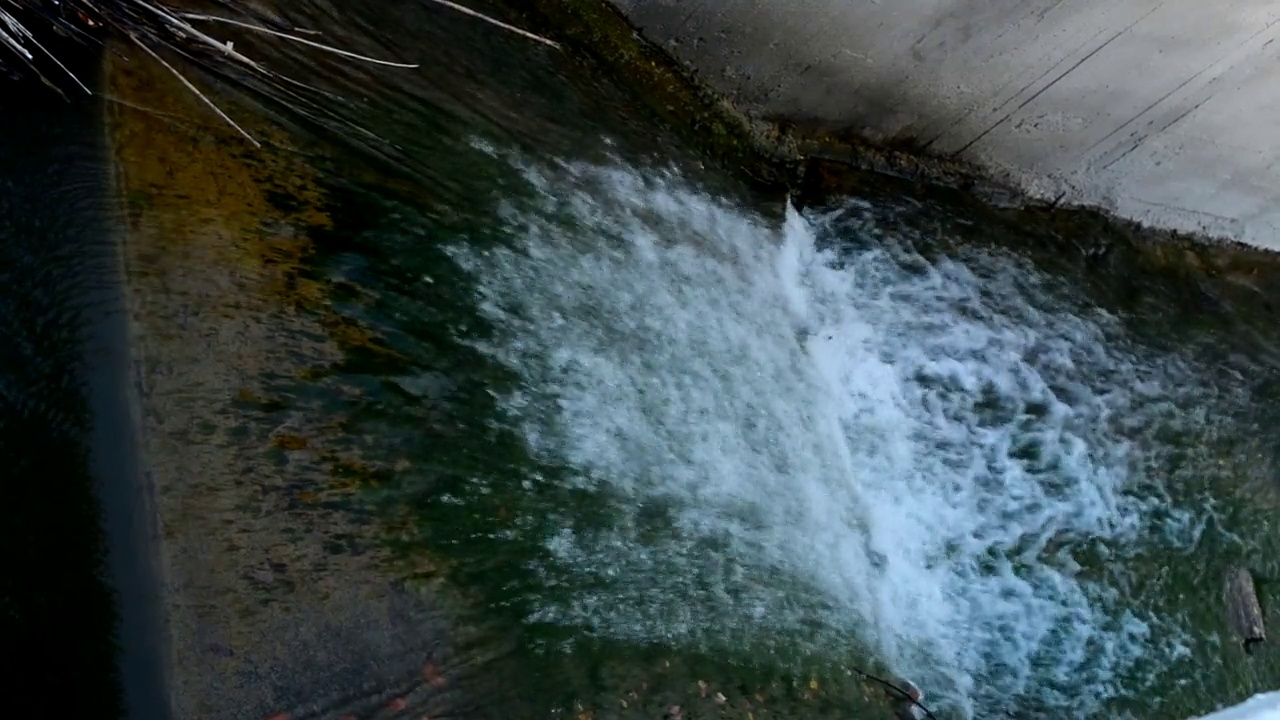 水从水闸流过。水流过排水道视频素材