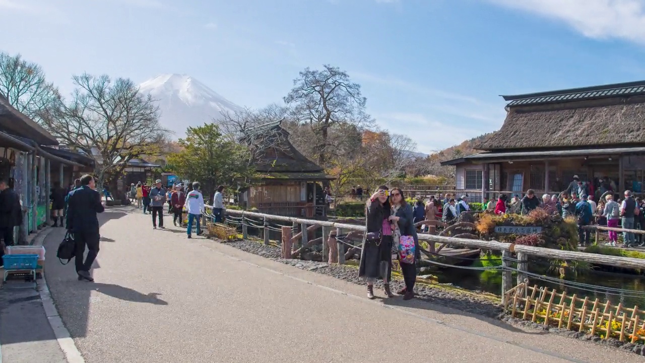 4k人们走在Oshino Hakkai村的时间间隔与戏剧性的云在白天。日本山梨县。视频素材