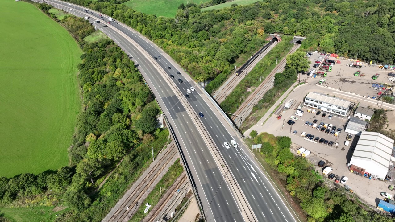 英国高速公路下高速行驶的通勤列车鸟瞰图视频素材