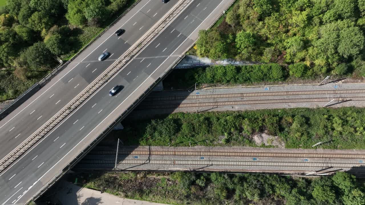 英国高速公路下高速行驶的通勤列车鸟瞰图视频素材