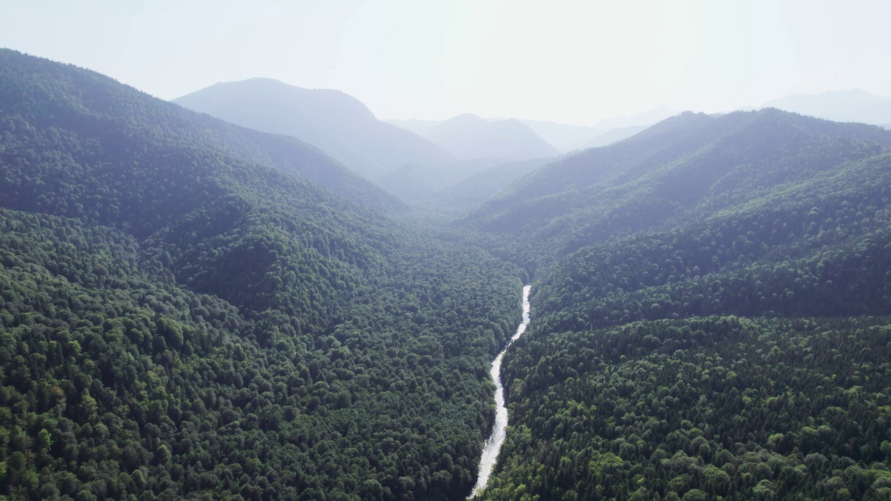 俄罗斯的空中山景和河流自然风光，阿代吉亚，古泽里普尔，拉古纳基高原。视频素材