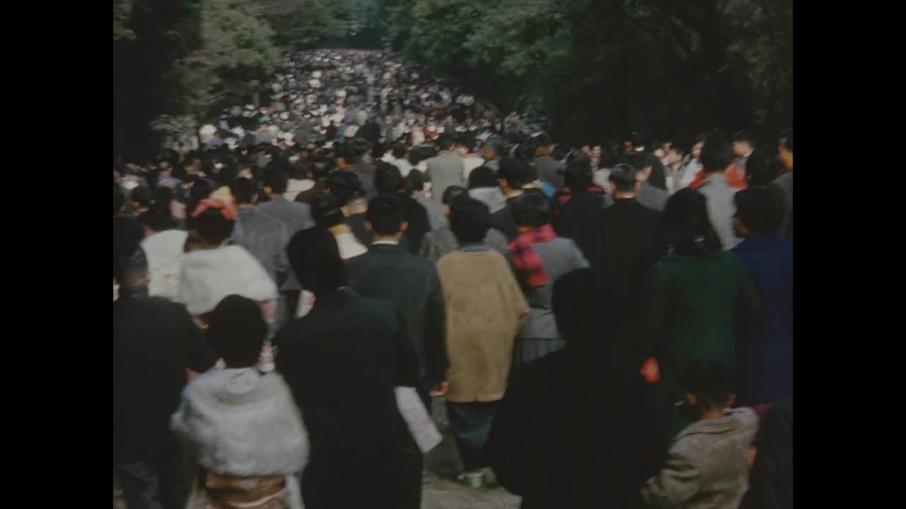 1964年，人们走向日本明治神社视频素材