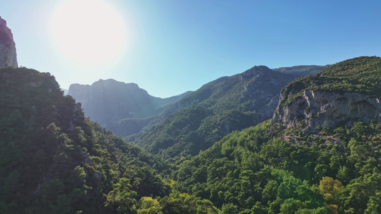 无人机拍摄的山峰视频素材