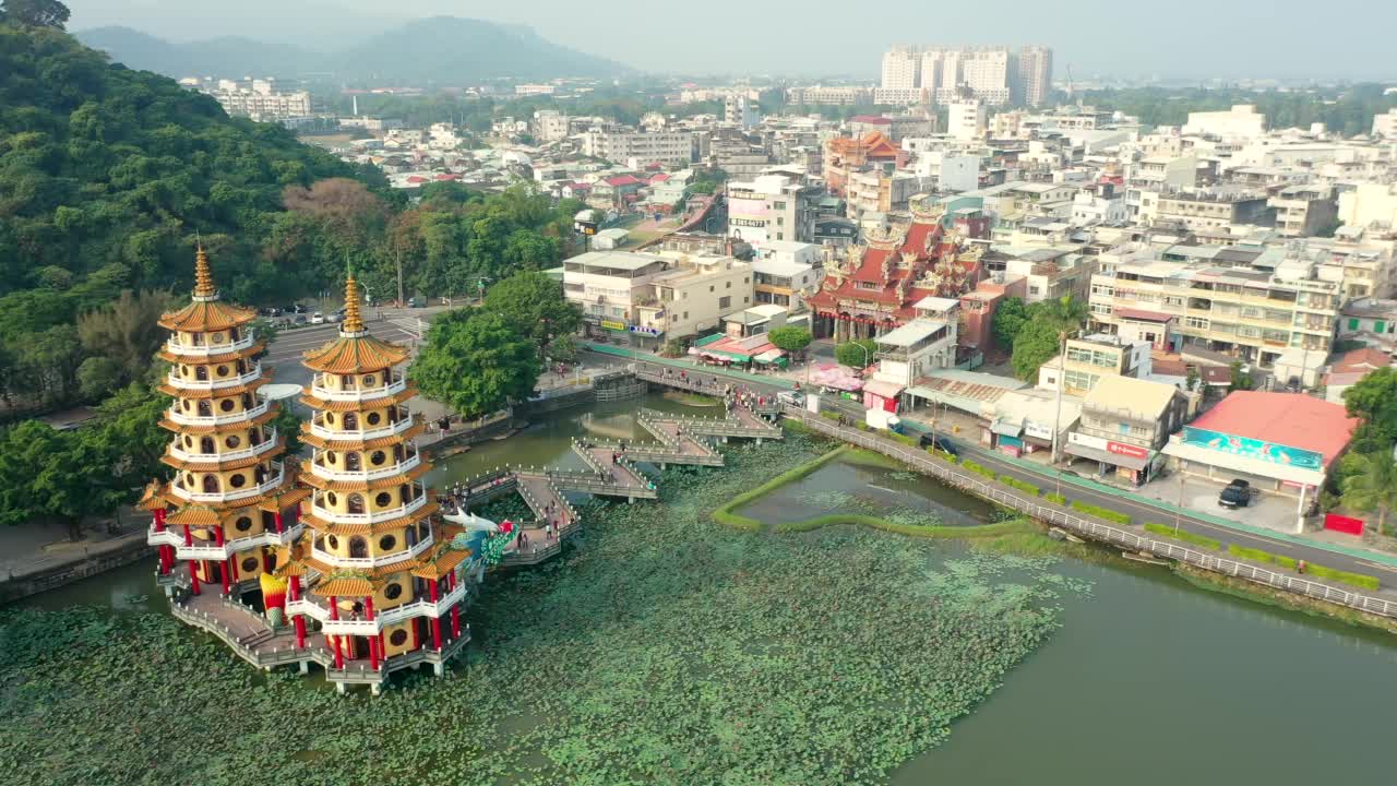 无人机鸟瞰图4k镜头龙虎塔著名建筑在高雄南部，台湾。视频素材