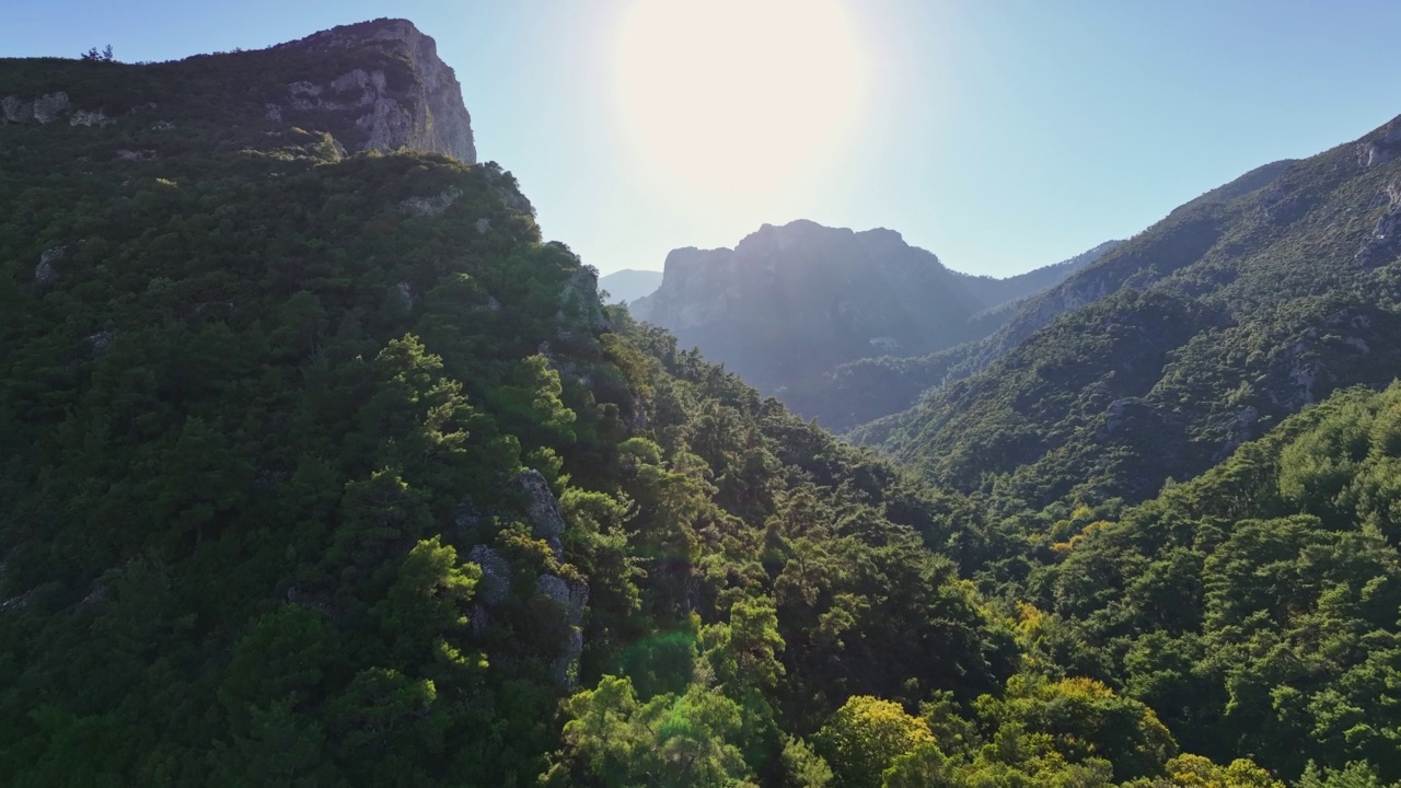 无人机拍摄的山峰视频素材