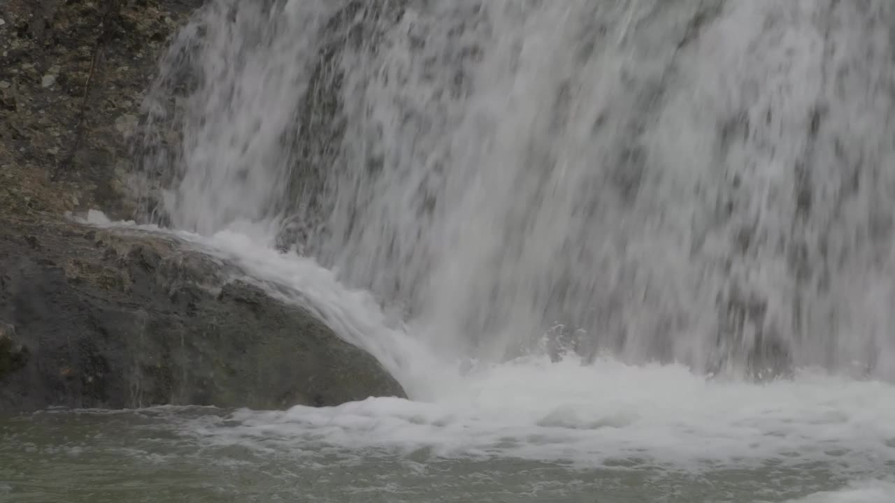 河水越过水坝，引水用于农业。视频素材