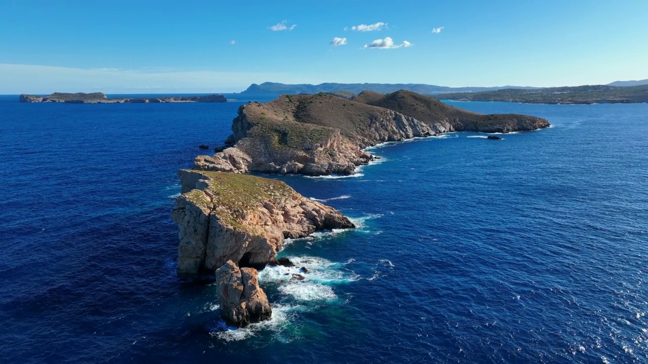 海浪在陡峭的小岛岸边撞击岩石视频素材