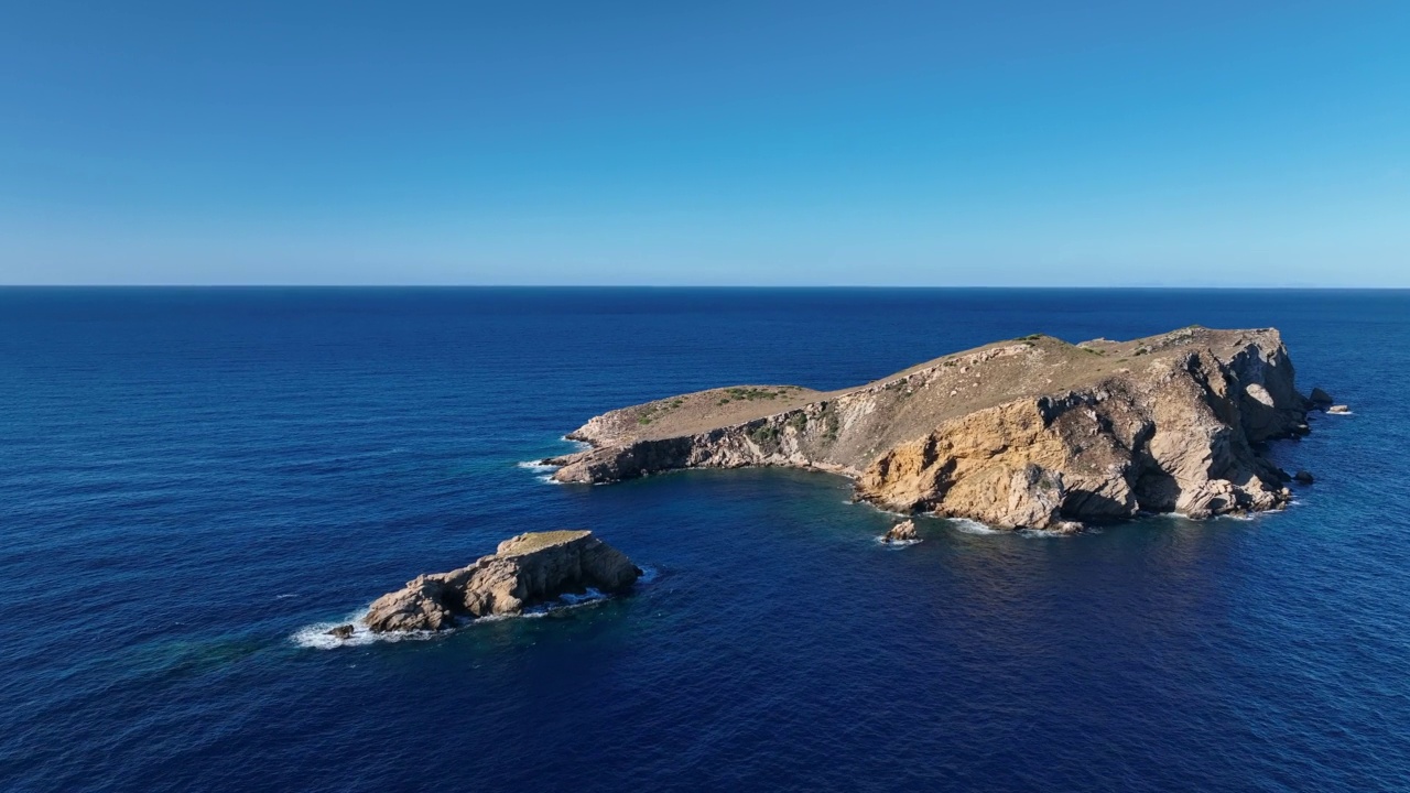 伊比沙岛西海岸的小岛，夏日鸟瞰图视频素材