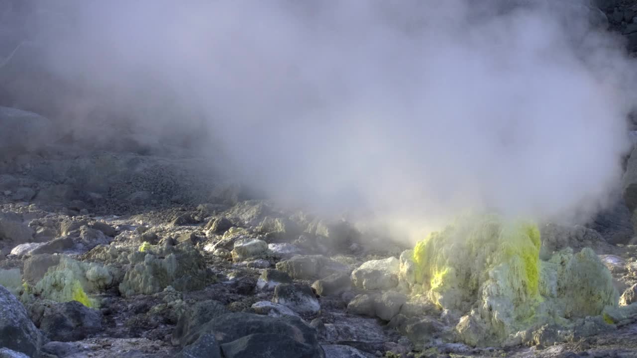 伊俄山火山景观在暴风雪期间冒烟的烟孔视频素材