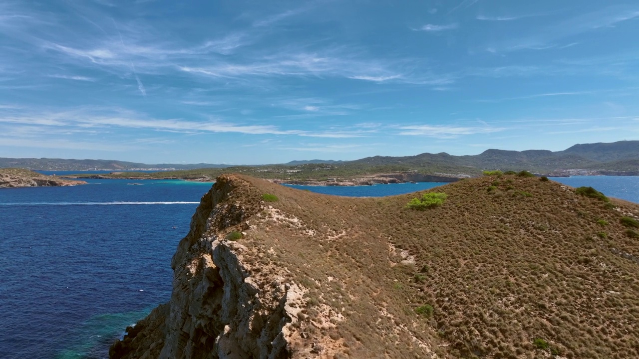 伊比沙岛西海岸的小岛，夏日鸟瞰图视频素材