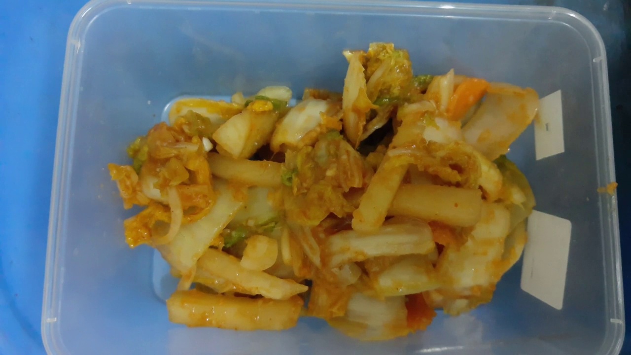 用塑料盒包装泡菜视频素材