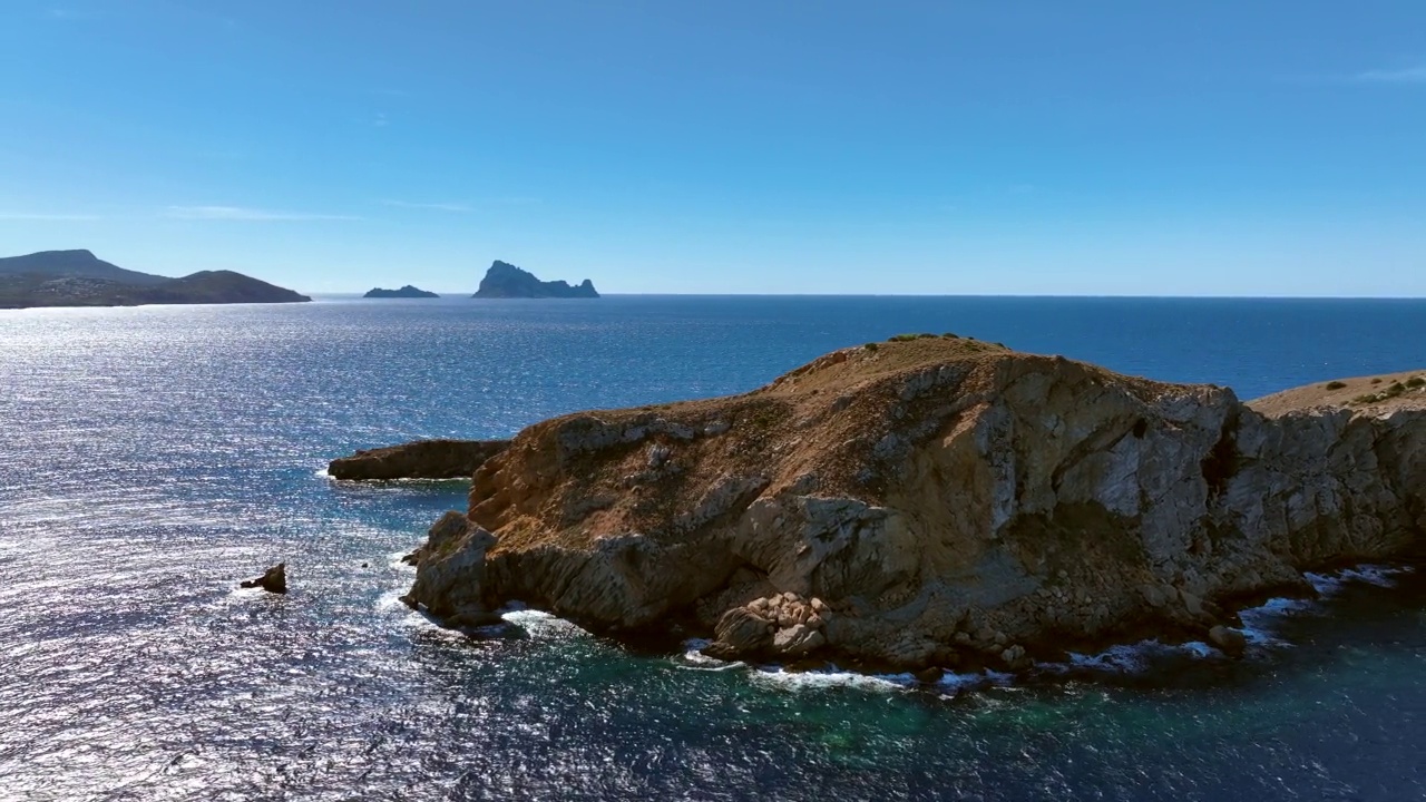 伊比沙岛西海岸的小岛，夏日鸟瞰图视频素材