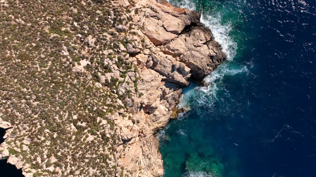 海浪冲击着大海中的小岛视频素材