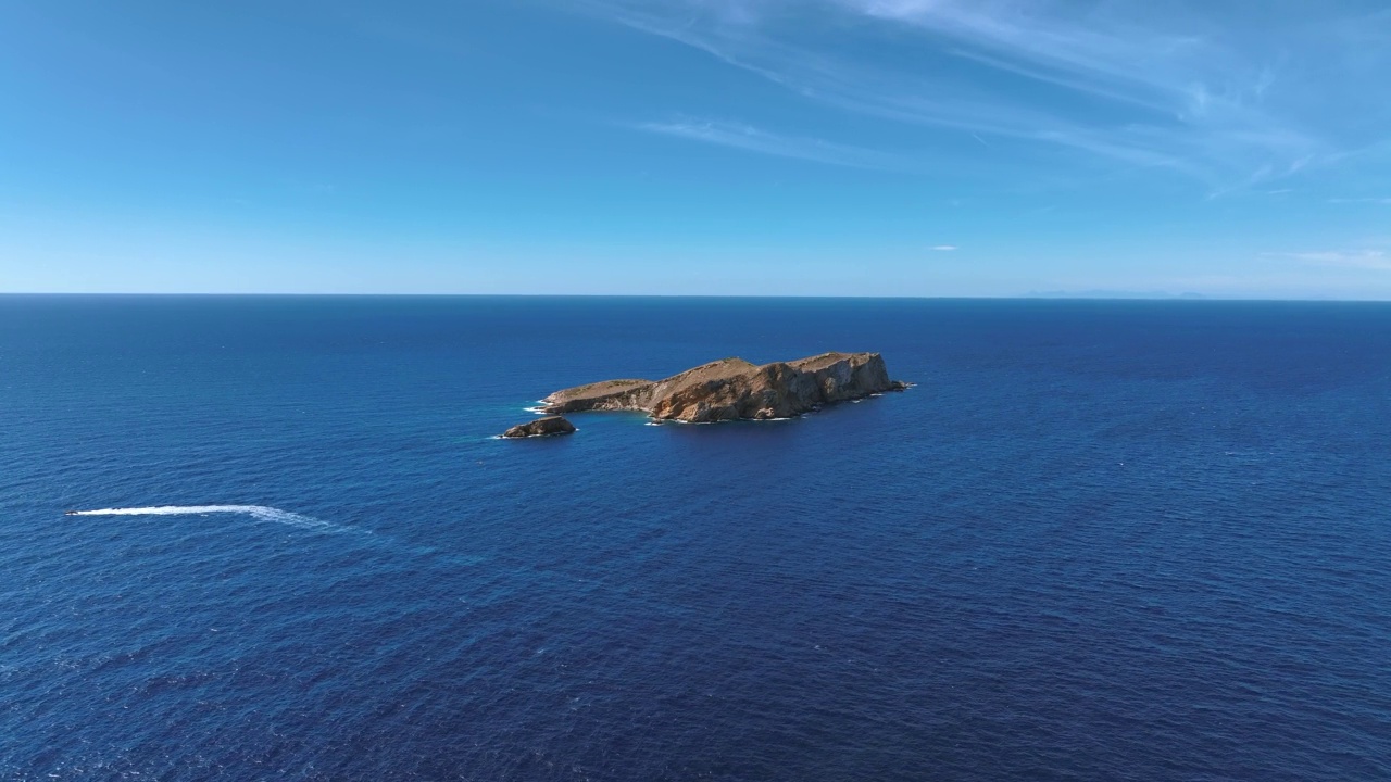 伊比沙岛西海岸的小岛，夏日鸟瞰图视频素材